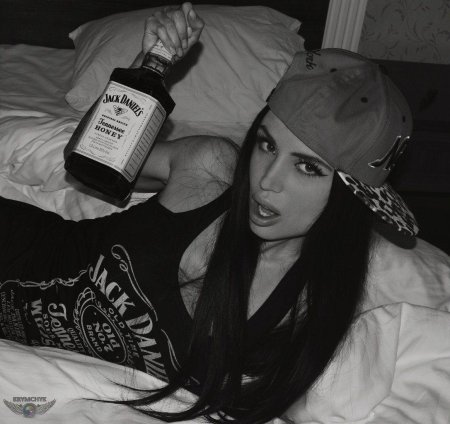 Девушка с бутылкой