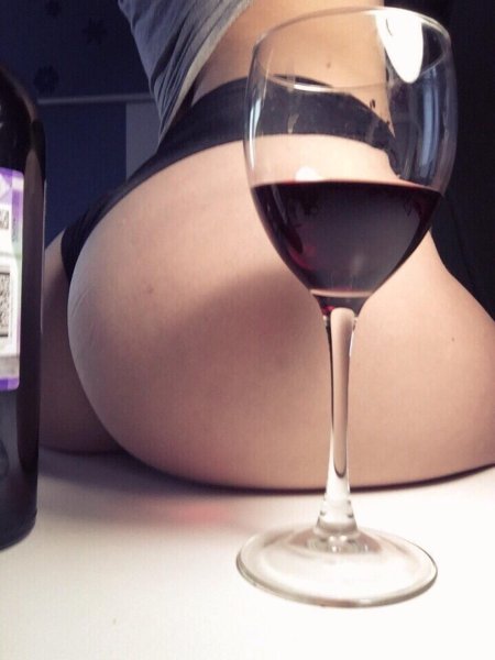 Женщина с вином