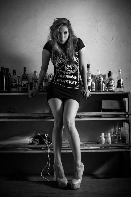 Девушка с виски