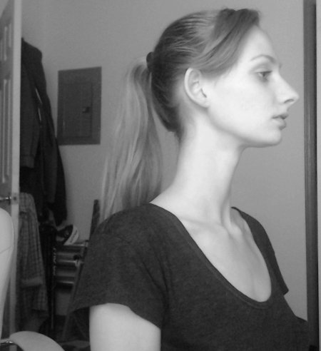 Девушка с длинным носом