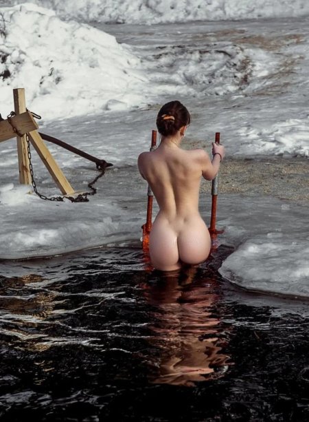 Голые девки купаются в проруби