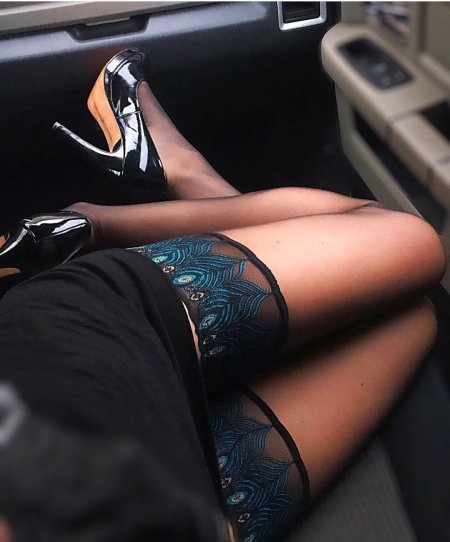 Женские ножки в чулках