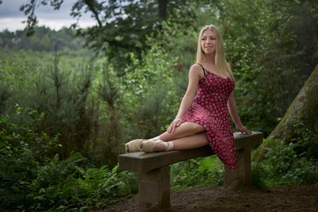 Блондинка в платье