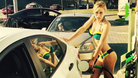 Девушки в купальниках на азс