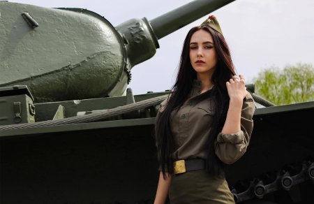 Девушка в танке