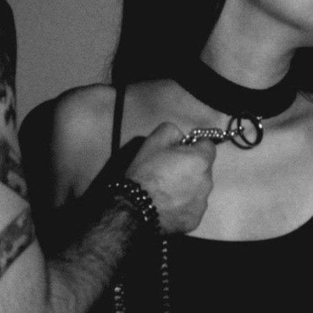 Девушка в ошейнике