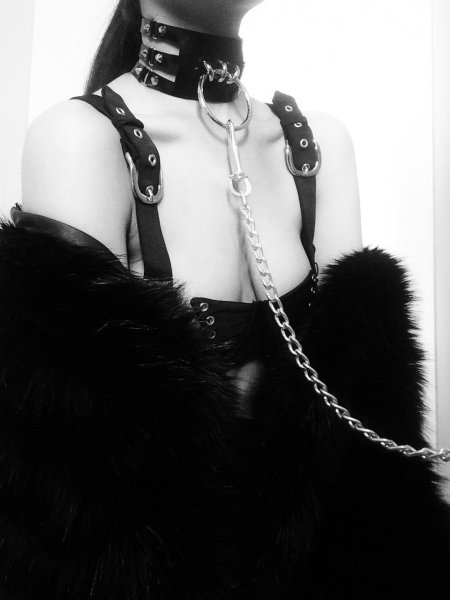 Девушка на цепи в ошейнике