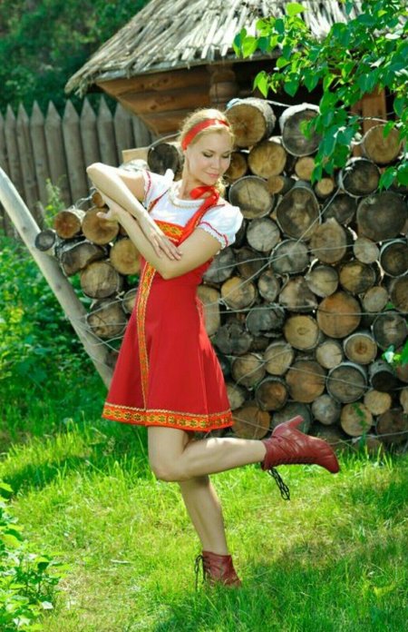 Девушка в сарафане русском народном