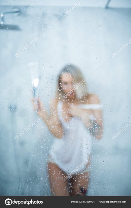 Красивая девушка в душе