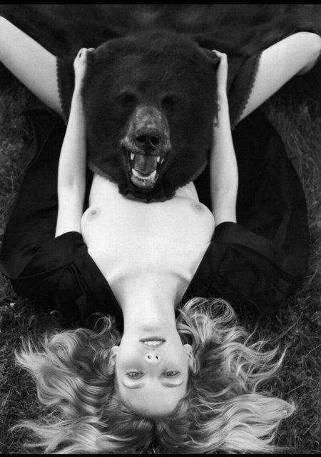 Девушка с медведем