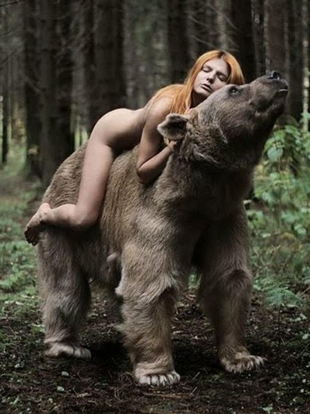 Девушка и медведь
