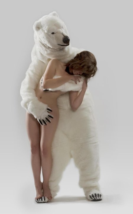 Белый медведь и девушка