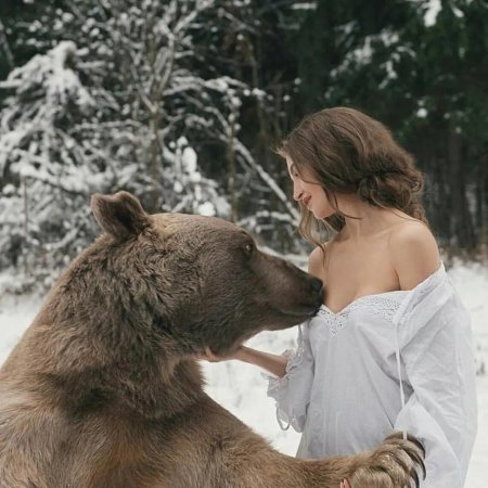 Медведь и женщина