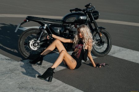 Девушка и мотоцикл