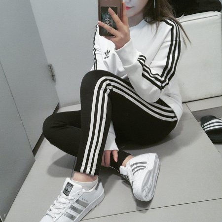 Девушка в костюме адидас