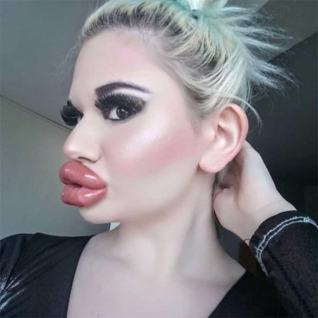 Женщина с большими губами