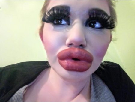 Девушки с большими губами