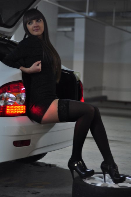 Девушки в чулках возле машины