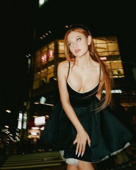 Девушка модная