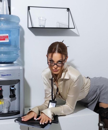 В чулках офисе