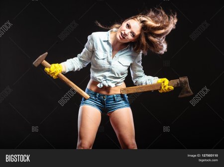 Девушка с молотком