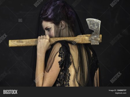 Женщина с топором