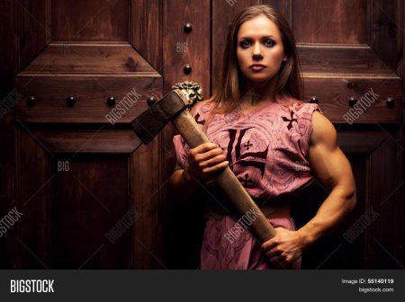 Девушка с кувалдой