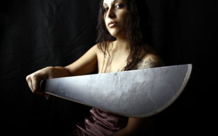 Девушка с ножом