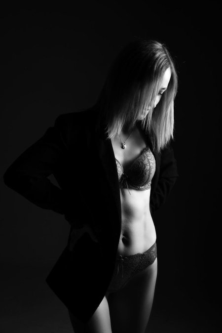 Ню фотосессия на черном фоне