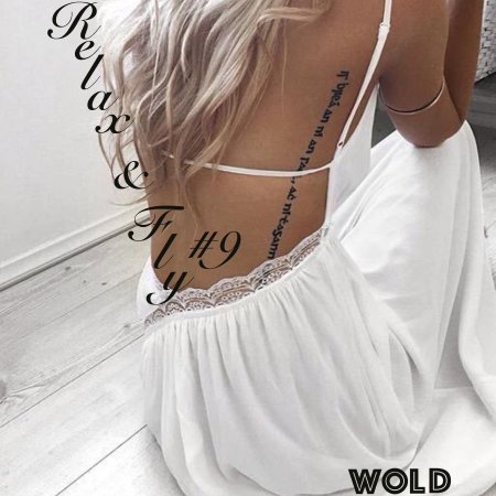 Красивая блондинка со спины