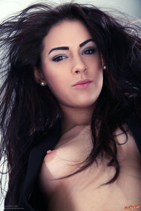 Сексапильная брюнетка