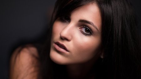Брюнетка с карими глазами