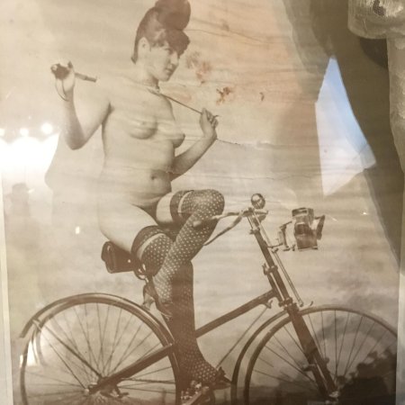 Голые женщины на велосипедах