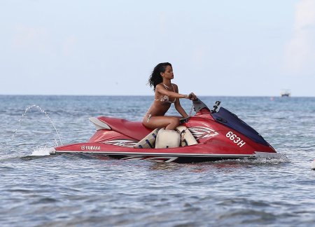 Голые женщины на водном мотоцикле