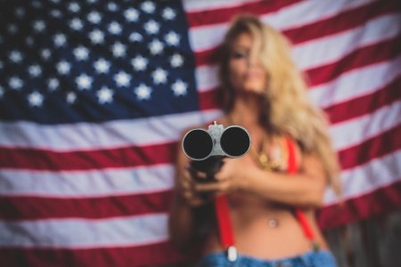 Девушка с флагом сша