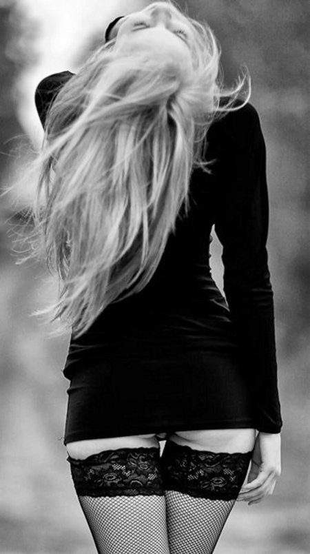 Блондинка в белье со спины