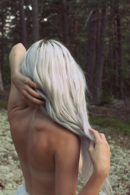 Блондинка с длинными волосами