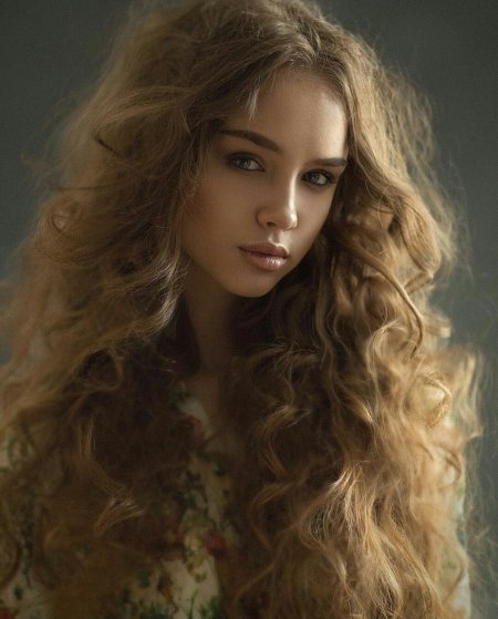 Женщина с длинными волосами