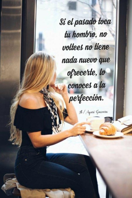 Девушка в кафе