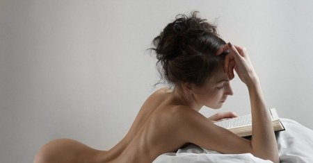 Девушка с книгами