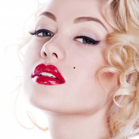 Девушка с накрашенными губами