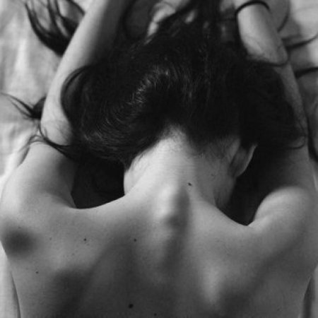 За волосы сзади