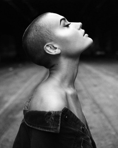 Лысая девушка