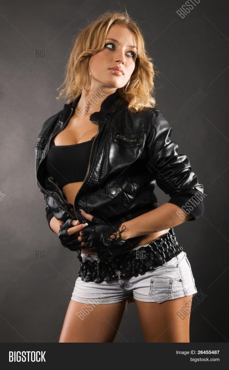 Блондинка в кожаной куртке