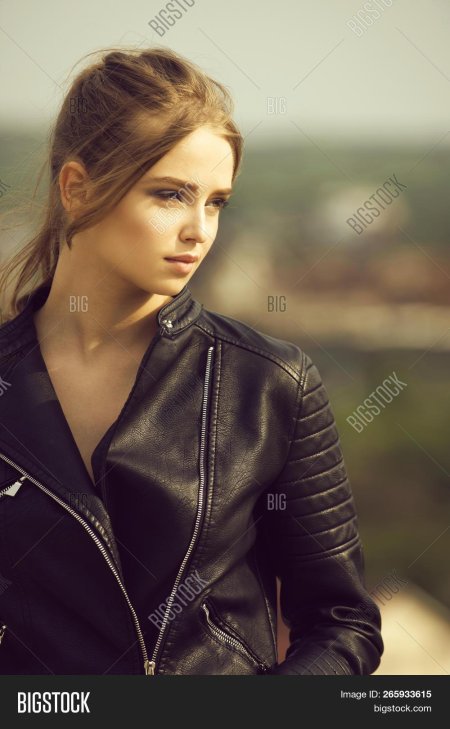 Девушка в куртке