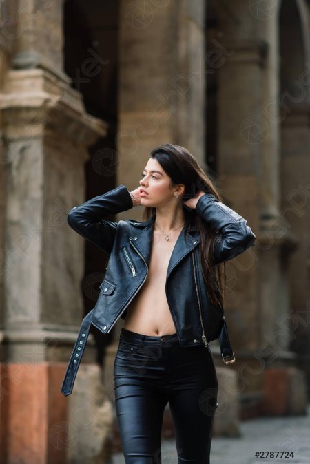 Брюнетка в кожаной куртке