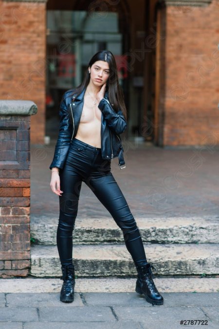 Брюнетка в кожаной куртке