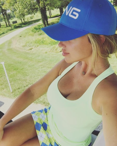 Блондинка в бейсболке