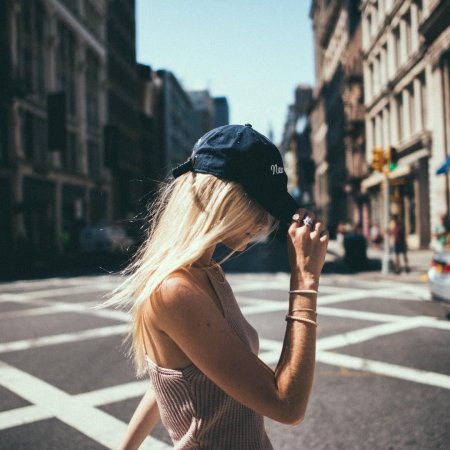 Блондинка в кепке