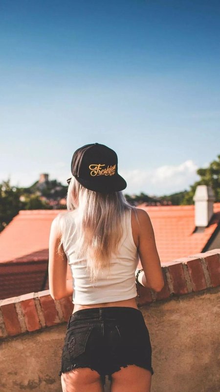 Блондинка в кепке